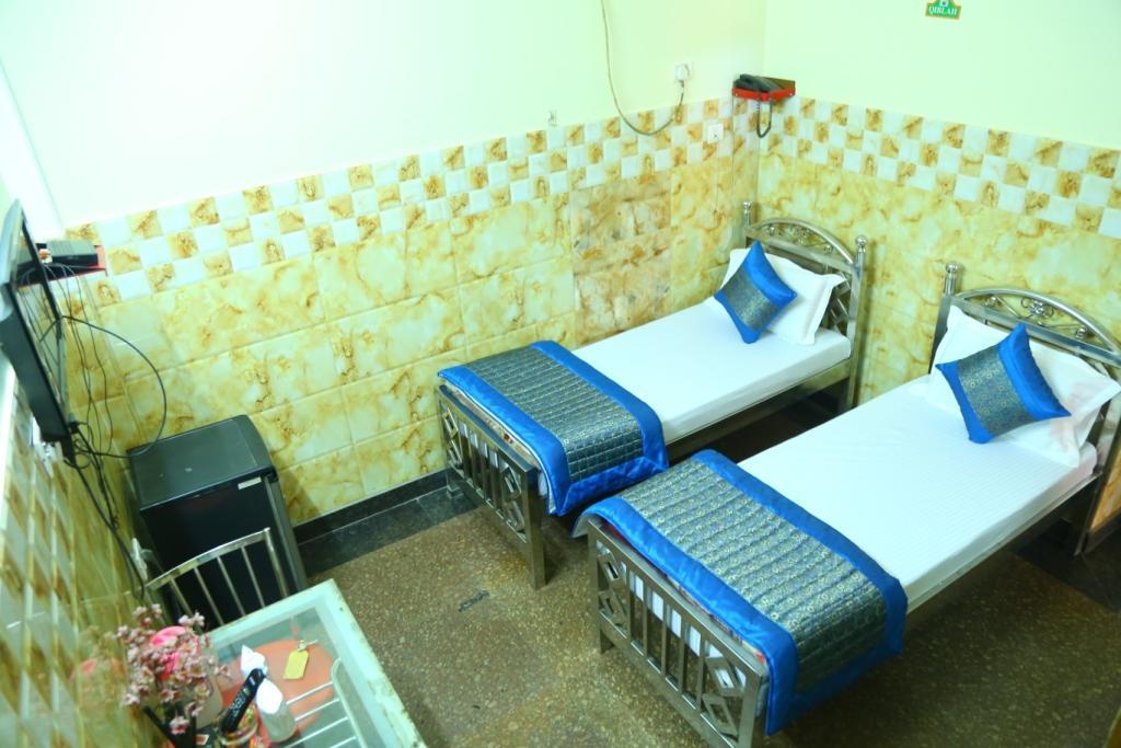 Hotel Ayesha Palace Делхи Екстериор снимка